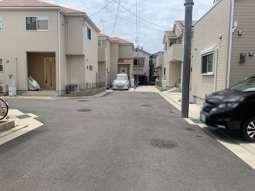 幾野３丁目　中古一戸建ての前面道路含む現地写真|前面道路含む現地写真　幅員5ｍ
■物件内覧・資金計画相談・住宅ローン相談、リフォーム相談、お問合せ受付中■
※当日・翌日のご内覧、ご相談はお電話でのお問合せがスムーズです！