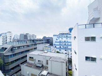 【展望】 | 眼前に広がる空の雄大さと、このお部屋の自慢の一つである「眺望」をご覧ください。毎日、この景色を独り占めできる新生活に夢が広がります。～即日のご見学可能～　お問合せはお気軽にどうぞ。
