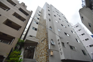 【外観】 | 私たち不動産業スタッフは、よく「いい面構えの建物です」「雰囲気ありますねえ」という言葉を使いますが、当マンションもまさにそのような姿で佇んでいます。～即日のご見学可能～　お問合せはお気軽にどうぞ。
