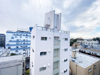 【展望】 | 眼前に広がる空の雄大さと、このお部屋の自慢の一つである「眺望」をご覧ください。毎日、この景色を独り占めできる新生活に夢が広がります。～即日のご見学可能～　お問合せはお気軽にどうぞ。

