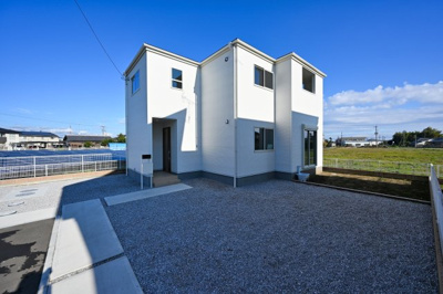 【外観】 | 太田第5台之郷町　一建設　10号棟 | 白を基調とした明るいエクステリア。
車も４台駐車可能です。