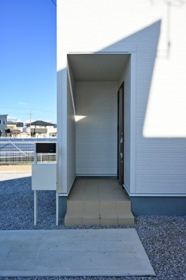 【外観】 | 太田第5台之郷町　一建設　10号棟 | 雨の日も濡れずに安心な玄関ポーチです。