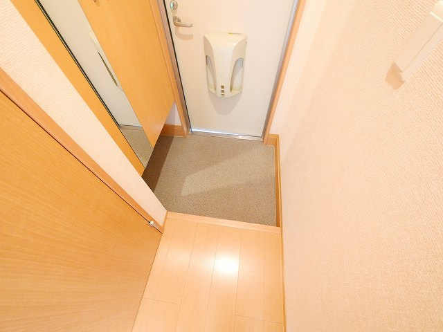 カサベルデ暖華の玄関|明るい洋室です