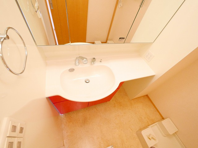 カサベルデ暖華の独立洗面台|広々とした洋室です