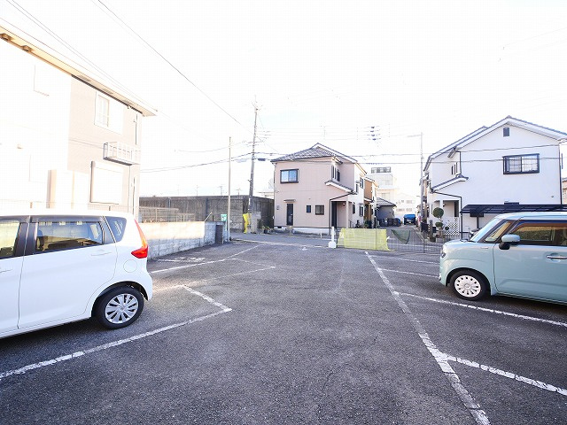 岡田ハイツ（紀寺町）の駐車場|駐車場に車を止められます