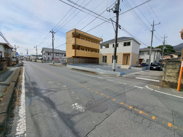 新築　桐生市菱町第2　クレイドルガーデン　１号棟　の前面道路含む現地写真|現地写真　北側接道幅員約4ｍ　東側接道幅員約10ｍ