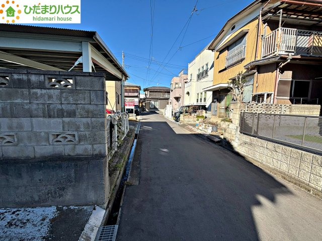 蓮田市閏戸　中古一戸建ての前面道路含む現地写真