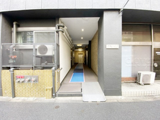 【エントランス】 | マンションの正面エントランス。出入りする人間を癒してくれるマンション入り口であり、その建物の「顔」でもあります。～即日のご見学可能～　お問合せはお気軽にどうぞ。
