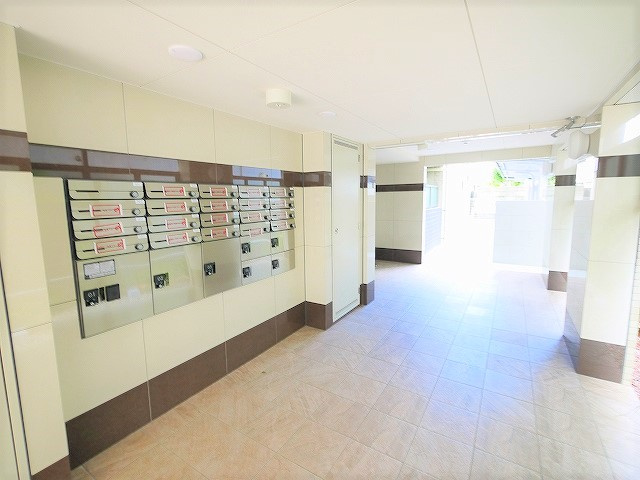 カーサ　アリエッタのエントランス|宅配ボックスもついてます。