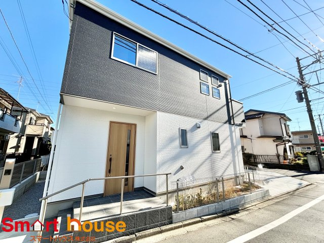 相模原市中央区淵野辺本町　新築1棟！の外観|外壁が周囲の街並みと青空に生えるお洒落な仕上がり！周囲には高い建物のないエリア。青い空が大きく感じますね。