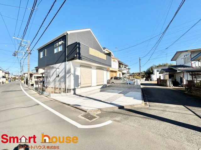 相模原市中央区淵野辺本町　新築1棟！の前面道路含む現地写真|オシャレな外観は、人の目を引くだけではなく自慢したくなりますね！植木を置いたりアレンジは、自由です。自分の好みに仕上げましょう♪