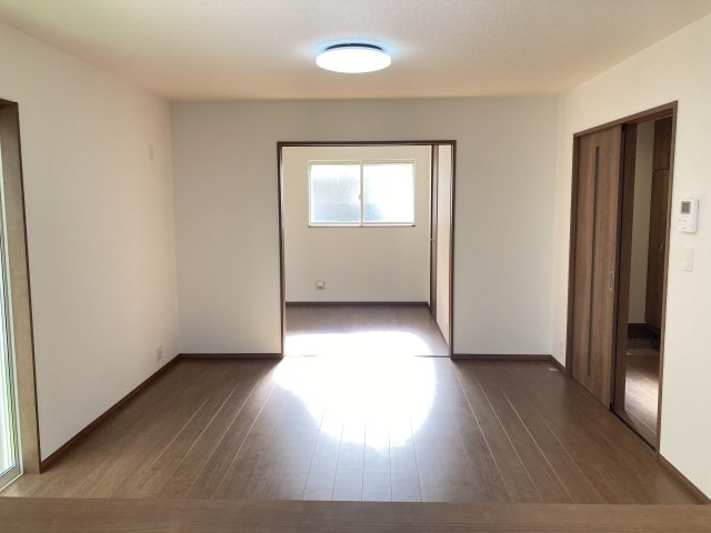 ハートフルタウン前橋市表町２期　１号棟の居間・リビング|カウンターキッチンなのでお料理をしながら会話もできます。
夕食の支度をしながら、お子様の様子も見られて自然と会話も増えますよ♪