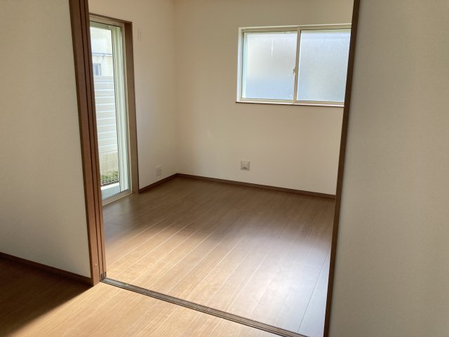 ハートフルタウン前橋市表町２期　１号棟の洋室|1階4.5帖洋室です。LDKと続き間タイプなので一体利用で19.5帖の広々空間になりますよ！