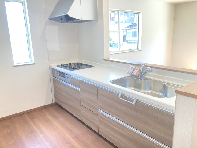ハートフルタウン前橋市表町２期　１号棟のキッチン|人気のカウンターキッチン採用です☆
コンロも３口ご用意しています！調理スペースも広くストレスなくお料理できます。
浄水器つきなので美味しいお水も飲めますよ♪
