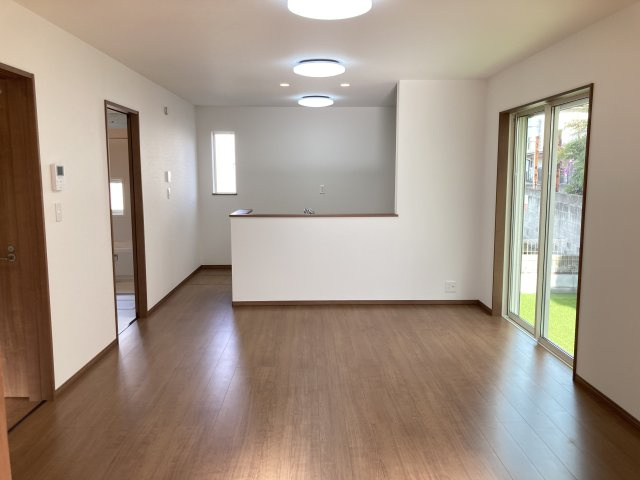 ハートフルタウン前橋市表町２期　１号棟の居間・リビング|人気の対面式キッチンを配した空間はお好みの家具も合わせやすく、家族がくつろぐ快適な空間造りをサポート。窓からは明るい陽光が差し込みます。15帖あるリビングです♪