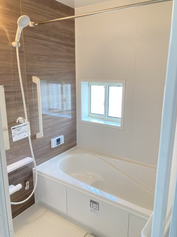 ハートフルタウン前橋市表町２期　１号棟の浴室|１坪タイプのフルオートバスです！
足を延ばして入れる広さなので一日の疲れも癒されますよ♪
室内物干しや浴室乾燥機もあるのでお天気の悪い日にはランドリースペースとしてもご利用できます！