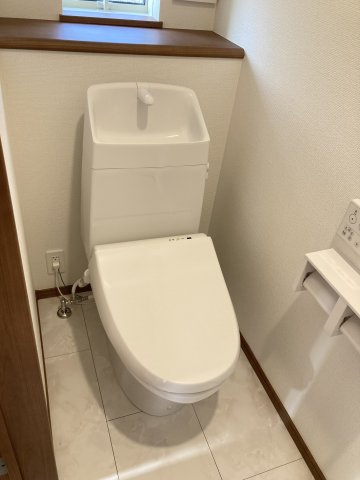 ハートフルタウン前橋市表町２期　１号棟のトイレ|1階トイレです。清潔感のある白を基調としています。
温水洗浄・便座暖房機能の付いた快適なトイレです☆