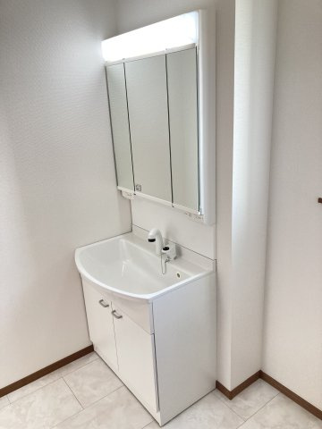 ハートフルタウン前橋市表町２期　１号棟の独立洗面台|シャワー水栓付き洗面台で朝の身支度もバッチリです！
洗面台には収納スペースもあり洗面室もすっきり片付きますよ！