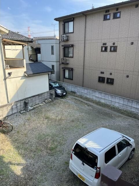 中台荘の駐車場
