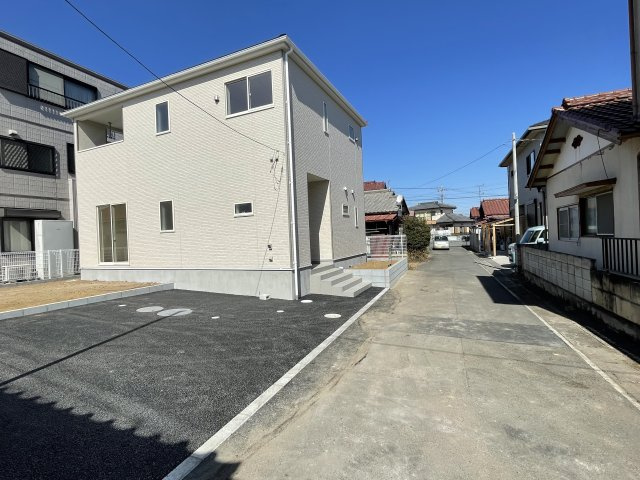 藤岡市上大塚（全1棟）1号棟の前面道路含む現地写真|隣地との距離も保ちながらも綺麗な街並みに溶け込みました！ 駐車スペースやお庭も十分に確保しています！