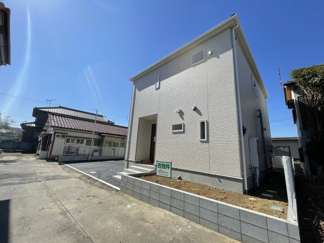 藤岡市上大塚（全1棟）1号棟の前面道路含む現地写真|隣地との距離も保ちながらも綺麗な街並みに溶け込みました！ 駐車スペースやお庭も十分に確保しています！