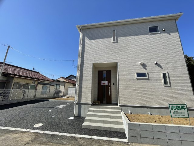 藤岡市上大塚（全1棟）1号棟の前面道路含む現地写真|隣地との距離も保ちながらも綺麗な街並みに溶け込みました！ 駐車スペースやお庭も十分に確保しています！