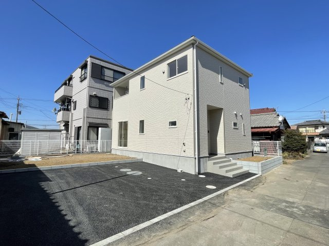 藤岡市上大塚（全1棟）1号棟の外観|ナチュラルで飽きの来ないデザインは流行に左右されない家の形です。外構も綺麗に仕上がっています(^▽^)/
