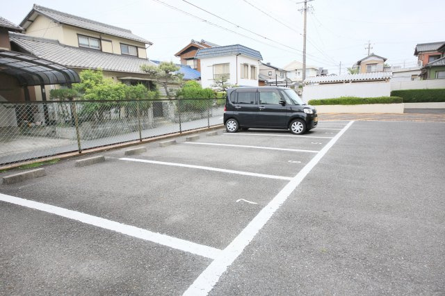 シャトー清城の駐車場