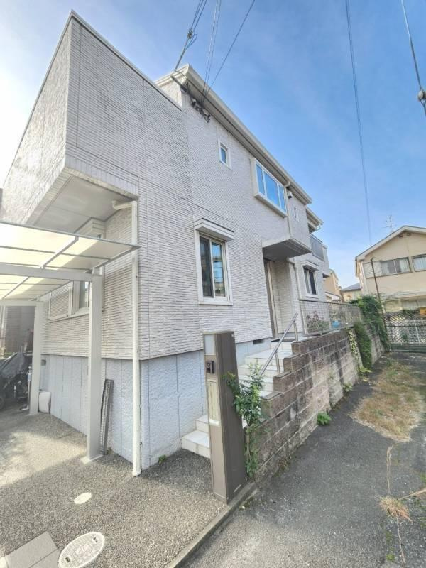 太秦東が丘　中古一戸建ての外観|新しい生活にいかがでしょうか？外観はお住まいの顔になります。こだわりたいポイントですね。外壁塗装や屋根塗装のご相談も承っております。
■現地内覧・資金計画相談・住宅ローン相談もお問合せ受付中■