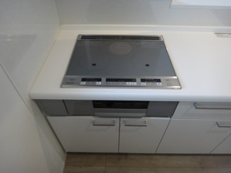 【キッチン】 | ティアメゾン | ３口のIHコンロで掃除もラクラク