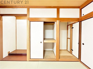 押入れは季節の衣類、寝具などを収納できます。伝統的な美しさと実用性が融合し、収納物を保護する調湿・換気効果があります。使い方によっては書類や小物なども効果的に整理でき空間を有効活用できます。
