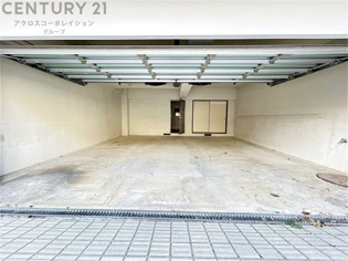 車庫付きです。屋根、壁がありお車を雨風から守ってくれます。