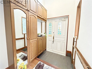 大きな玄関収納付きの玄関です　家族皆様の履物をしっかり収納できます　姿見付きでお出かけ前の身だしなみチェックに便利です
