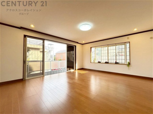 ２面採光で明るく開放感のあるリビングです。