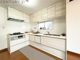 壁付けシステムキッチンはスペースの最大限の有効活用が可能で、動線がスムーズになり調理や準備が快適で効率的に行えます。収納スペースや吊り戸棚が設けられ、調理器具や食器類をスマートに収納できます。
