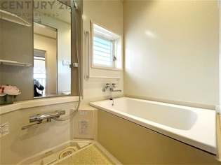 ユニットバスは省スペースでありながら、シンプルな設計と使いやすさを備え、簡便なメンテナンスが可能です。大きな窓付きで換気にも便利です。またミラー・小物置き場もあり便利です。
