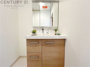 化粧品や洗顔料、歯ブラシなどの必需品をまとめて置ける収納スペースがあり、使用するたびに取り出す手間が省けます。また、水回りのため、濡れても大丈夫な素材が使用されており、お手入れが簡単です。
