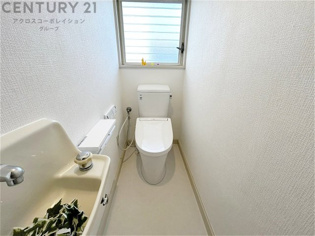 温水洗浄便座付トイレは温水洗浄機能により、暖かい水でおしりを洗浄することができ、冷たい水を使う従来の便座に比べ、温水洗浄機能で暖かいトイレを提供し、快適な使用を可能にします。
