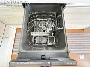 手洗いに比べて時間や労力を節約できることです。また、高温のお湯で洗浄されるため、雑菌や細菌を殺菌する効果もあります。さらに、乾燥機能があるため、手で拭く手間も省け衛生的に保管できます。
