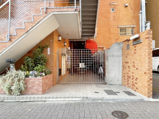 【エントランス】 | お客様を、そして住人を出迎えてくれるマンションのエントランス。ゴミが落ちていないことからも、管理状態の良さや住民の節度の高さが見て取れます。～即日のご見学可能～　お問合せはお気軽にどうぞ。