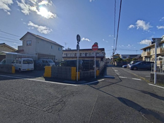【前面道路含む現地写真】 | 周辺にはアパートがございますので利便性抜群です。