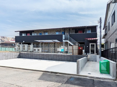 【外観】 | トゥ オブ アス | キレイなお部屋に住みたい方にオススメ♪2階建ての新築共同住宅♪最寄りバス停まで徒歩4分！雨の日の通勤やお出かけもバス利用でスムーズです！