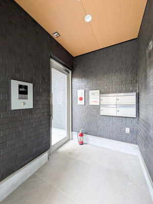 【エントランス】 | トゥ オブ アス | 共用エントランスは不審者の侵入を未然に防ぐオートロック付き！防犯対策充実しています◎