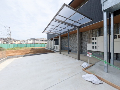 【その他共用部分】 | トゥ オブ アス | 屋根付きの駐輪場で雨が降っても大切な自転車が濡れなくてすみますね♪駅まで自転車もおすすめです！