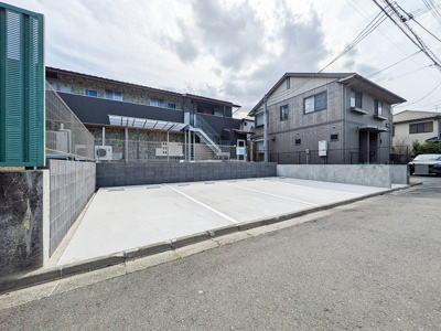 【駐車場】 | トゥ オブ アス | いつでも目の届く敷地内に駐車場があります♪お車をお持ちの方におすすめです！