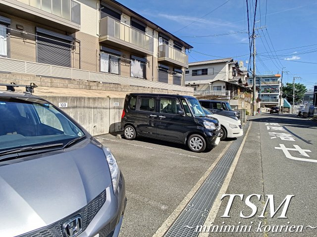 サニーハイツ香里ヶ丘の駐車場|敷地内駐車場