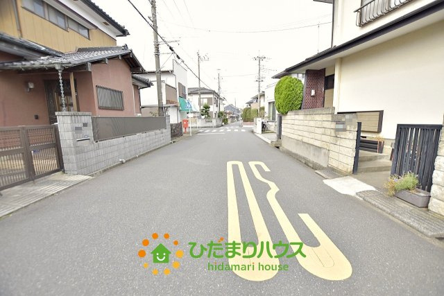 久喜市緑１丁目　中古一戸建ての前面道路含む現地写真