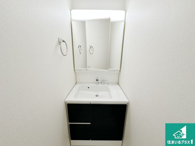 桜井市大豆越　第6期　新築一戸建ての独立洗面台|清潔感のある洗面台です。フラットな鏡は掃除がしやすく毎日清潔！鏡裏には収納があるのでスッキリとした洗面台が保てます。