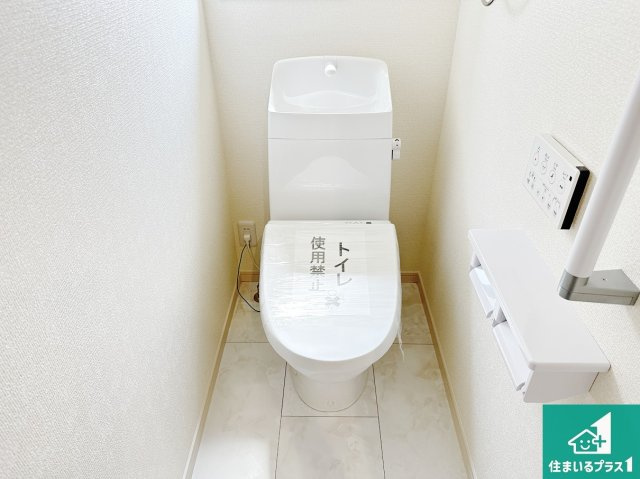 桜井市大豆越　第6期　新築一戸建てのトイレ|1・2階の2ヶ所にあるので、朝の忙しい時間の順番待ちもなく、深夜の利用にも大変便利です。
