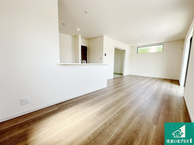 桜井市大豆越　第6期　新築一戸建ての居間・リビング|日当たり良好の明るいリビングで朝の目覚めもスッキリできそう！対面キッチンでご家族のコミュニケーションも自然と増える設計！小さなお子様が遊ぶスペースを作っても広々とくつろげるLDK！